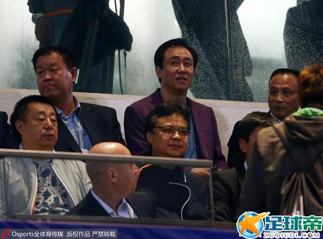 柳照晨因为离哥哥最近，被喷了满脸红白之物。